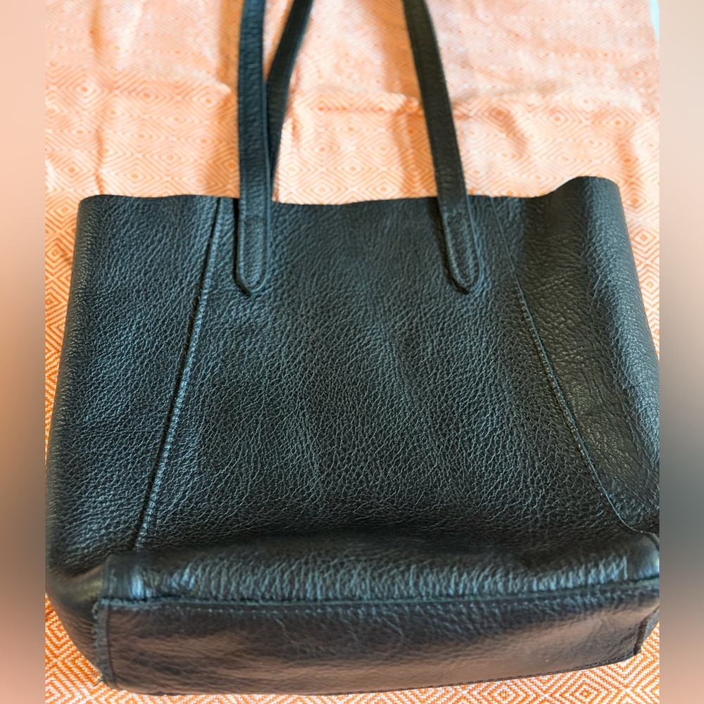 Elegant Black Leather Tote Bag - Picture 2 of 9